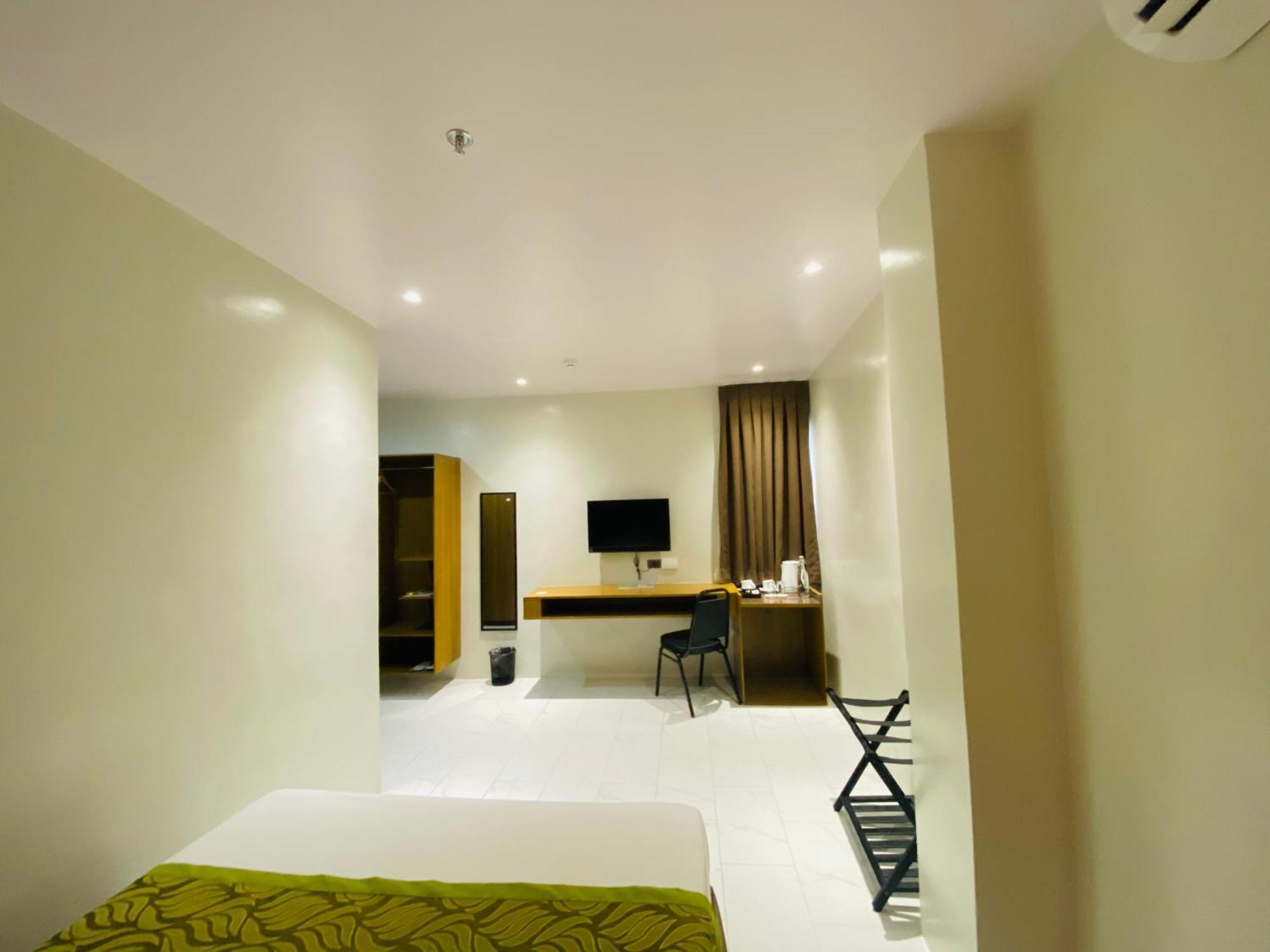 Maxi Hotel And Event Center Tagbilaran Exterior foto