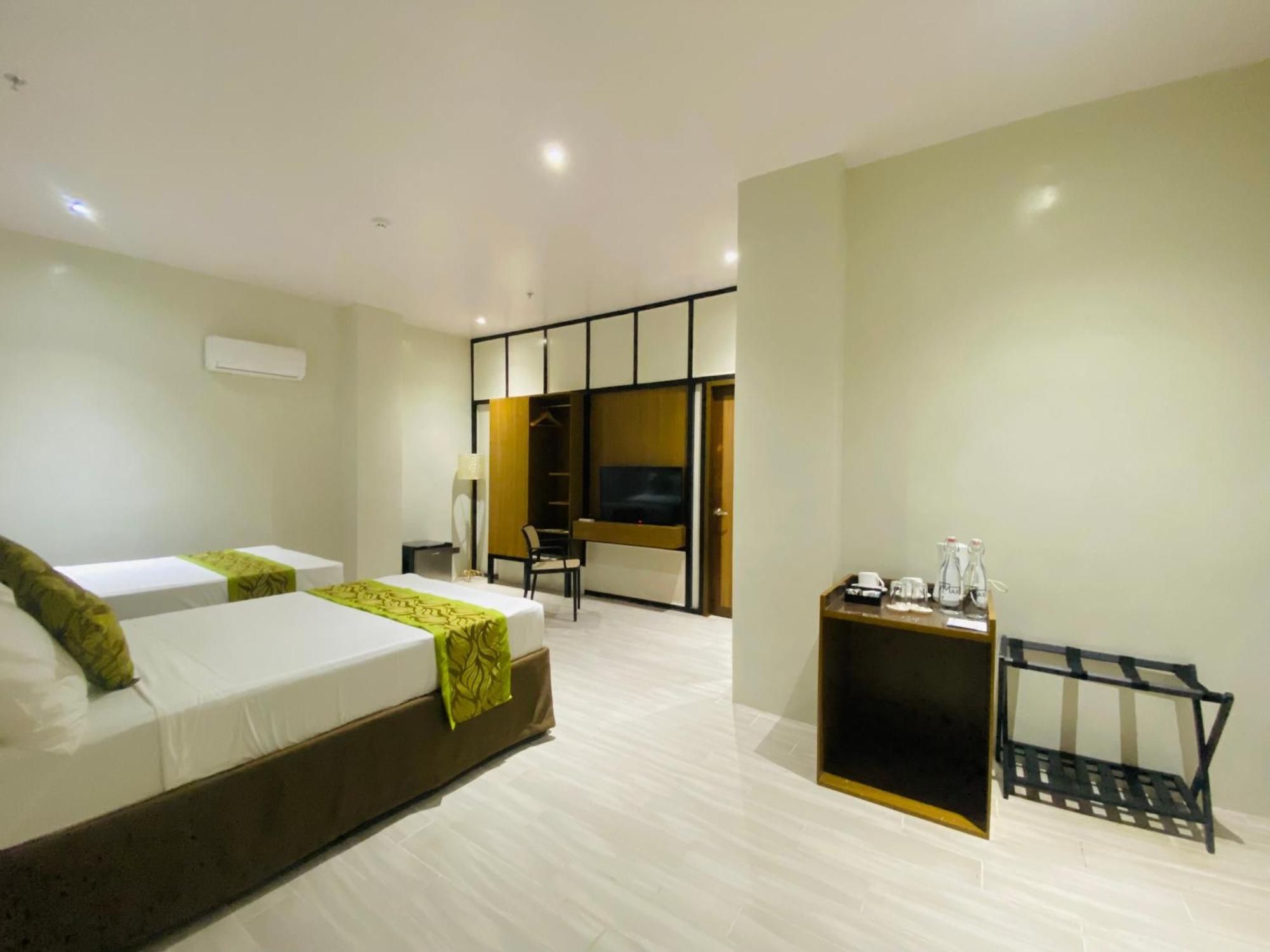 Maxi Hotel And Event Center Tagbilaran Exterior foto